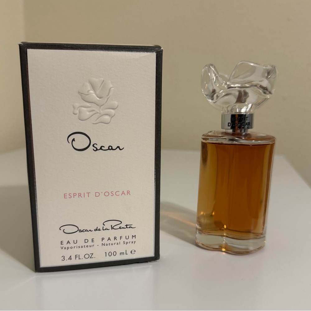Oscar de la Renta Esprit d'Oscar Perfume with Rich Amber Tone